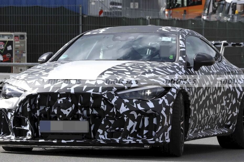 El Mercedes CLE Mythos reaparece en Nürburgring y confirma que juega en otra liga frente a los AMG habituales