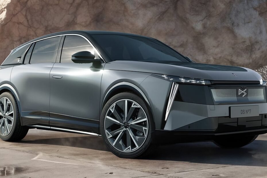 El nuevo DS Nº7 ya tiene precios y llega con hasta 350 CV para incomodar al SUV premium alemán