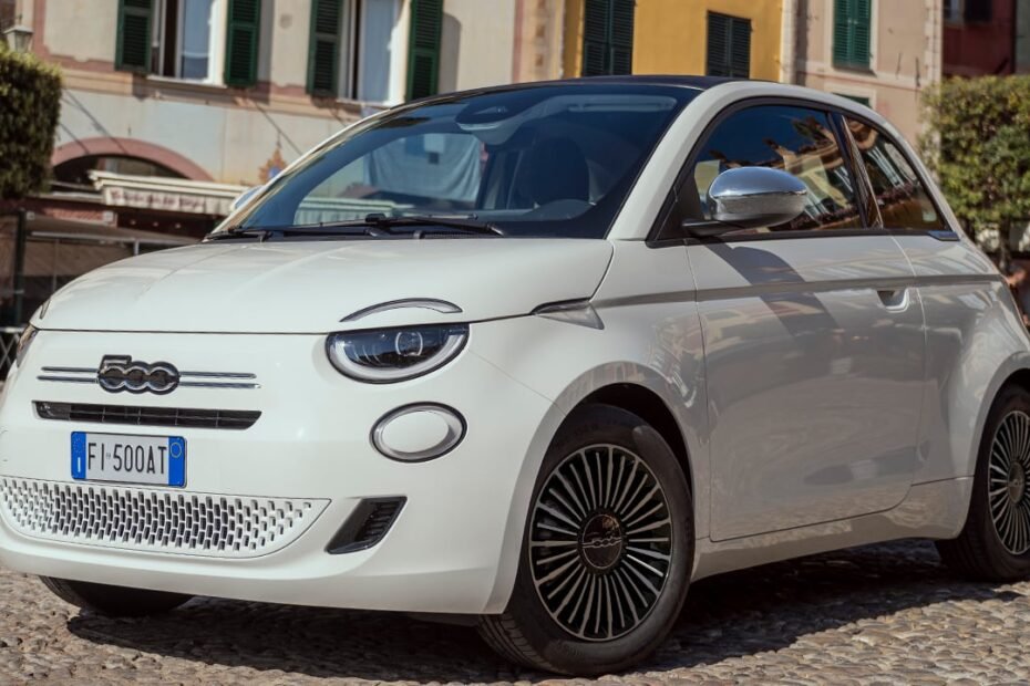 El nuevo FIAT 500 Hybrid Dolcevita demuestra que los pequeños descapotables siguen teniendo tirón