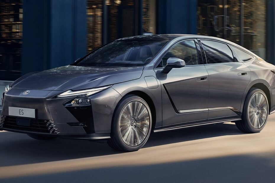 El nuevo Lexus ES 2026 está de estreno, las nuevas versiones del renovado sedán japonés ya tienen precio