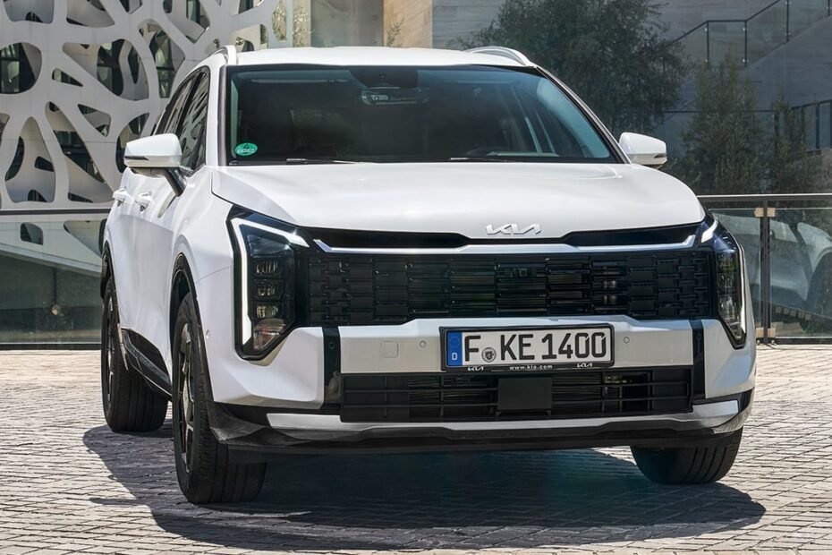 KIA rebaja 10.000 € el Sportage HEV y deja sin argumento a los híbridos chinos con un precio que alarma a Toyota
