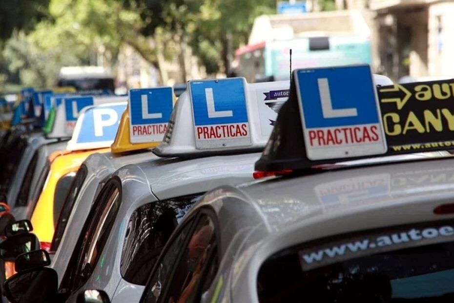 La DGT lo intenta todo para reducir la lista de espera, excepto contratar más personal: ahora, exámenes los fines de semana