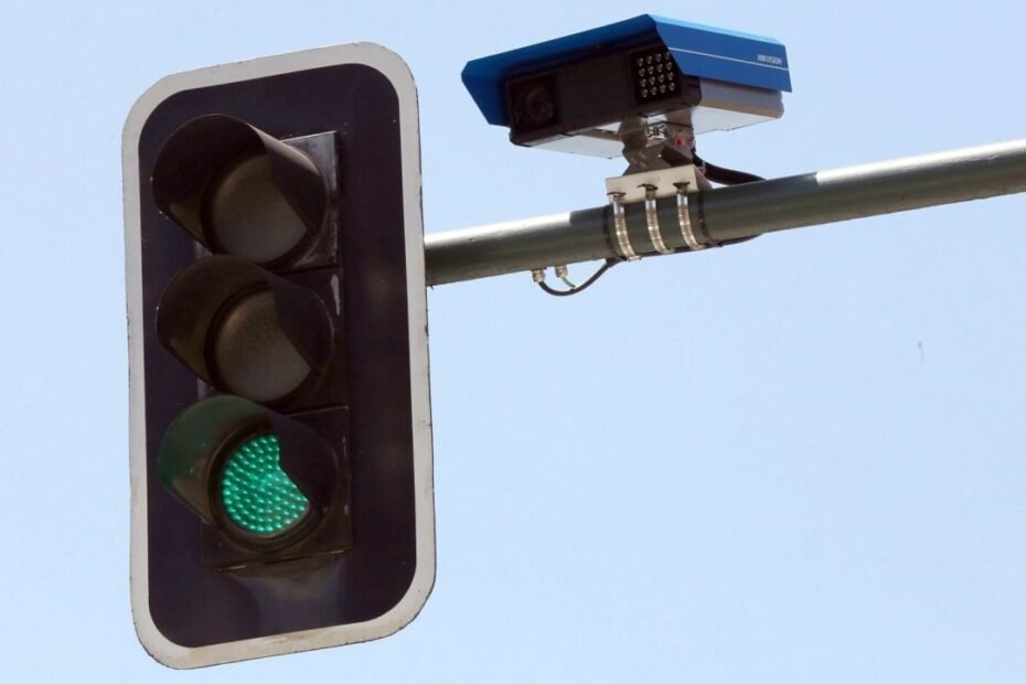 Llegan a España los radares 8 en 1 con IA: multan por exceso de velocidad, el móvil, el cinturón, saltarse los semáforos...