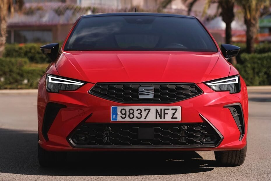 Los coches más vendidos en abril de 2026, SEAT gana posiciones mientras el Dacia Sandero aumenta su ventaja