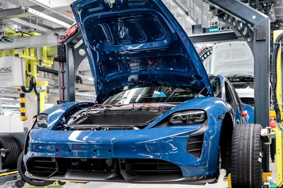 Porsche para la producción del Taycan y lanza una señal preocupante sobre los eléctricos de lujo