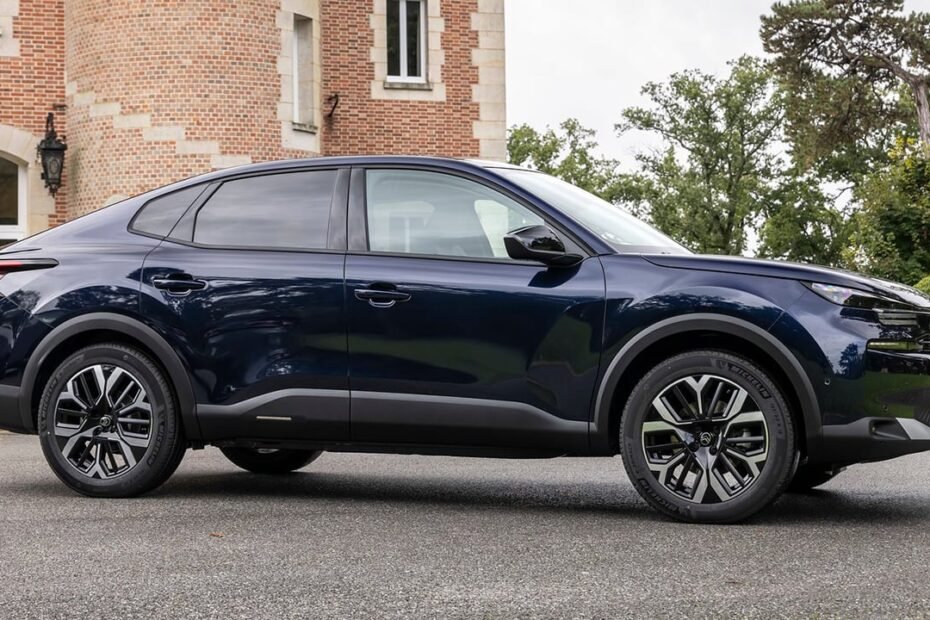 Recuerda al mejor Dacia Logan, tiene etiqueta ECO y baja 8.500 €, este coche barato rompe el mercado