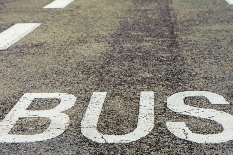 3 meses, 63.000 multas y hasta 16.000.000 de euros: el chollo del carril bus en Sevilla