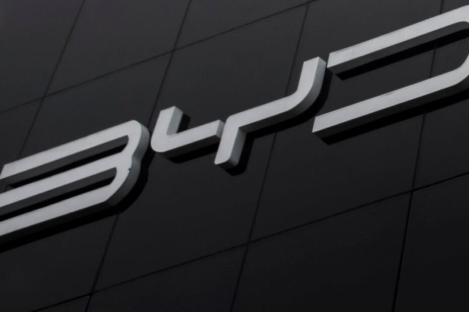 BYD convierte el miedo al coche autónomo en una promesa: si falla y choca, paga la marca... pero no en Europa