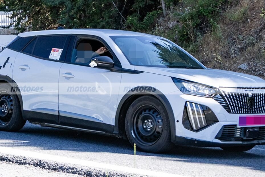 Cazado el nuevo Peugeot 208 eléctrico con un disfraz de SUV, la nueva generación llega en 2027 con baterías LFP y NMC