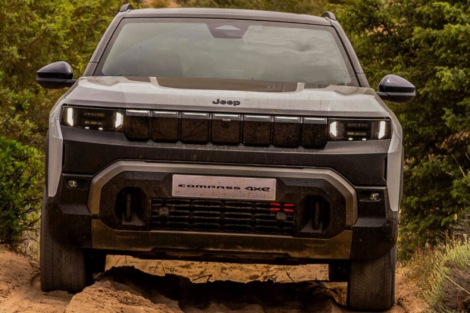 El Jeep Compass estrena dos nuevas versiones eléctricas, una con casi 700 km de autonomía