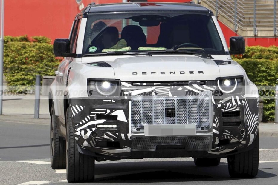 El Land Rover Defender prepara un facelift tras casi siete años y estas fotos espía lo confirman
