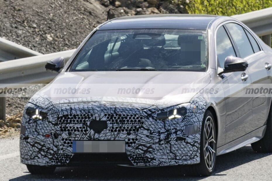 El Mercedes Clase C 2027 ya enseña sus novedades más importantes antes de enfrentarse al nuevo BMW Serie 3