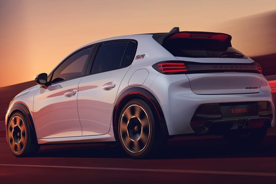 El nuevo Peugeot E-208 GTi ya tiene precio, llega el eléctrico que quiere devolver el picante a los utilitarios deportivos