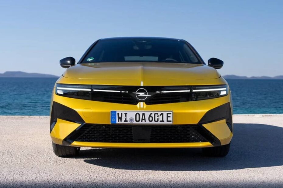 El Opel Astra lleva décadas siendo un compacto de éxito, pero su futuro empieza a oler demasiado a SUV