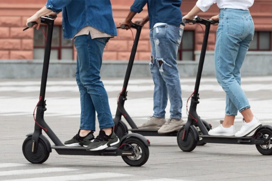La DGT pone el límite en 15 años para los patinetes eléctricos y los menores se quedan sin alternativa clara