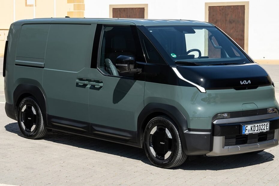 La furgoneta eléctrica del año cuesta desde 18.390 € para autónomos: así es el KIA PV5 Cargo