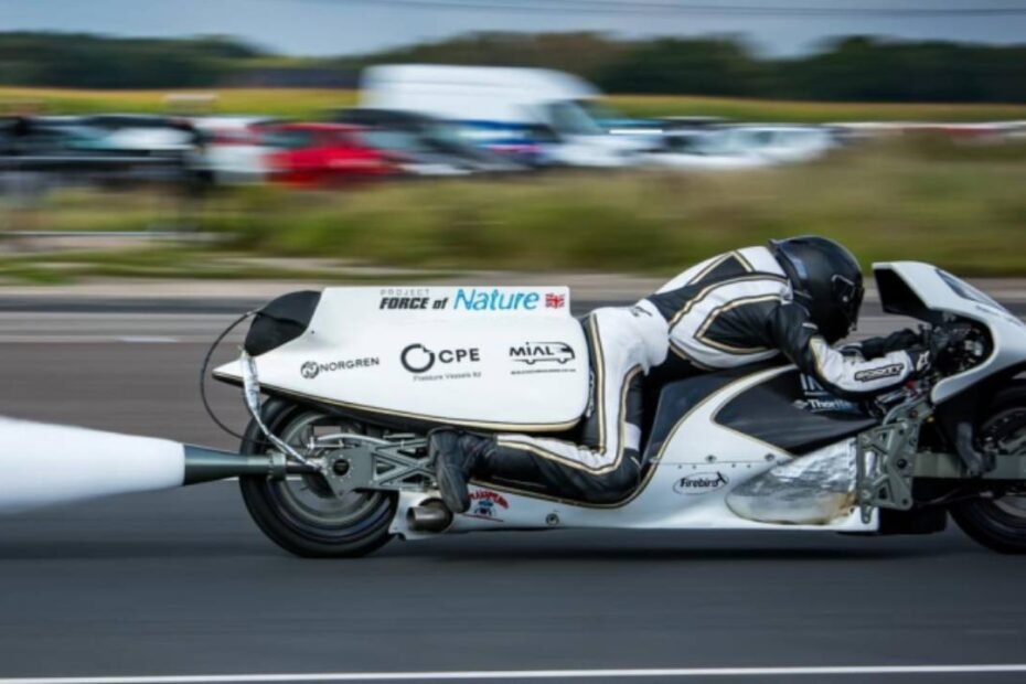 La moto más rápida del mundo no lleva batería ni depósito de gasolina y aun así roza el medio segundo de 0 a 100 km/h