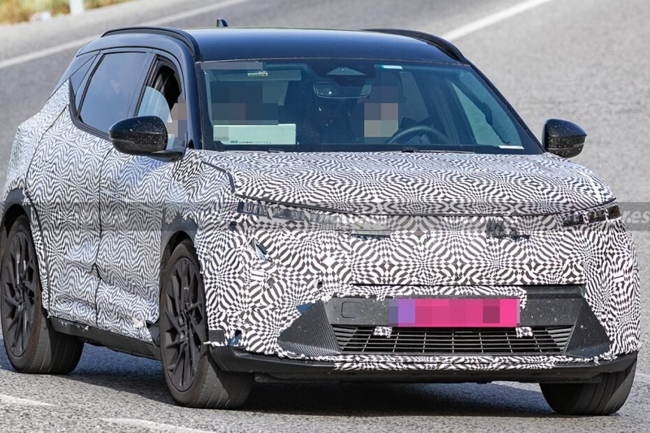 Renault no se rinde con el Scenic eléctrico, la renovación que decidirá su futuro ya se deja ver en pruebas