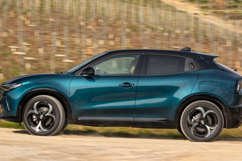 Solo gasta 4,8 litros, tiene 4.600 € de rebaja y no hay rival que le gane en dinámica, este SUV deja a Lexus sin respuesta