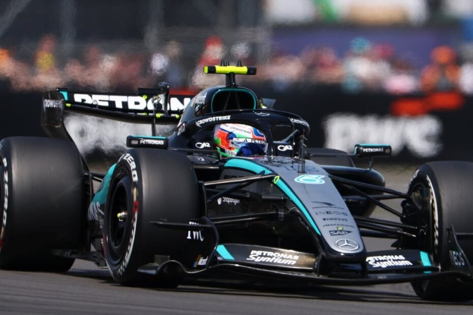 Antonelli le arrebata la Sprint a Hamilton y ambos golpean a Russell en su casa