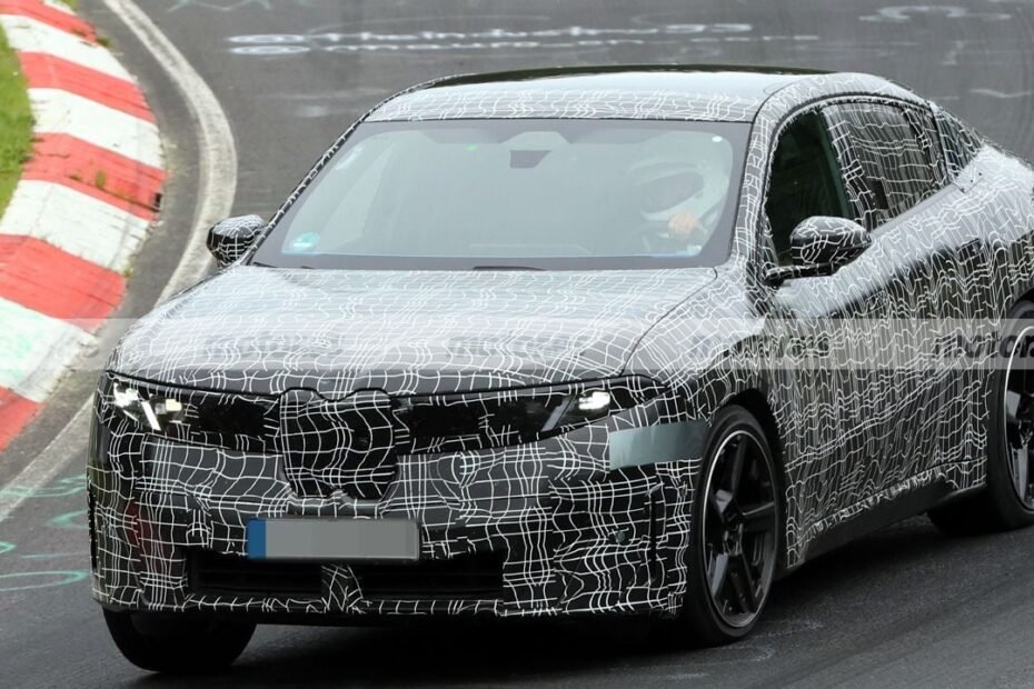 El BMW iX4 2027 se deja ver al máximo en Nürburgring y confirma que será mucho más que un iX3 con otra carrocería