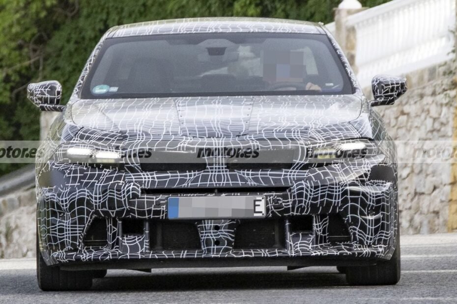 El BMW M5 Sedán 2028 deja al descubierto sus nuevos faros, estas fotos espía confirman un giro en el diseño Neue Klasse