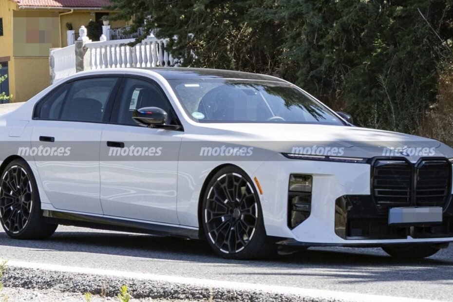El BMW Serie 7 sorprende con un nuevo M760 de gasolina, estas fotos espía revelan el regreso del V8 más puro