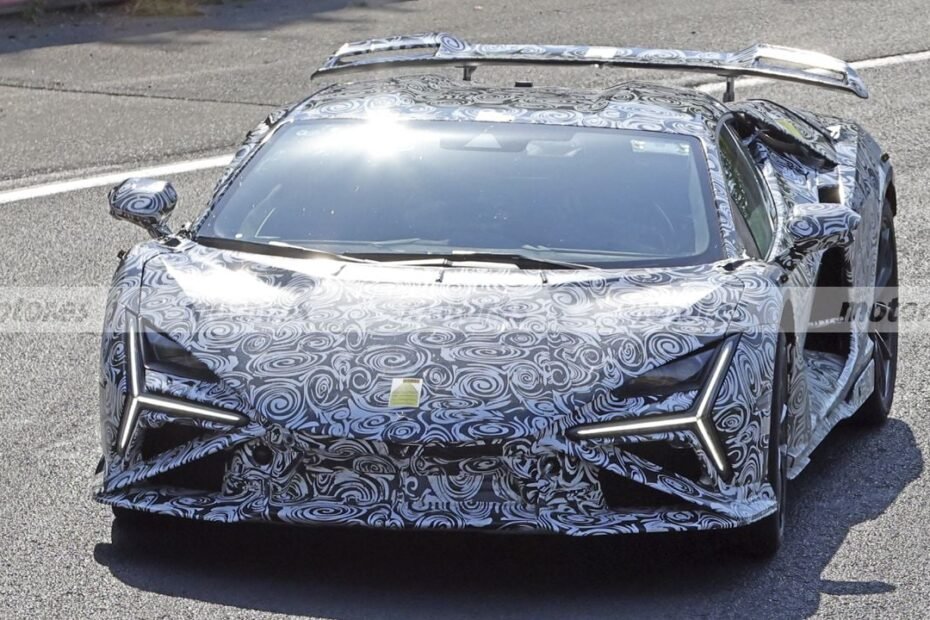 El Lamborghini Revuelto SV destapa sus grandes cambios antes de debutar, estas fotos espía en Nürburgring lo revelan casi todo
