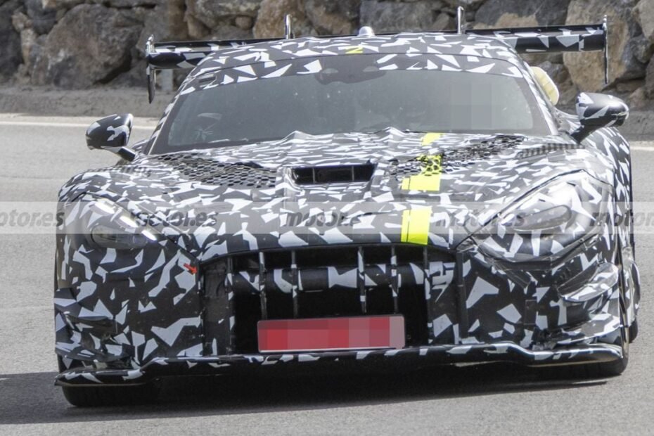 El Mercedes-AMG GT Black Series 2028 destapa por primera vez la versión GT3 en estas fotos espía, a casi 2.200 km de Nürburgring