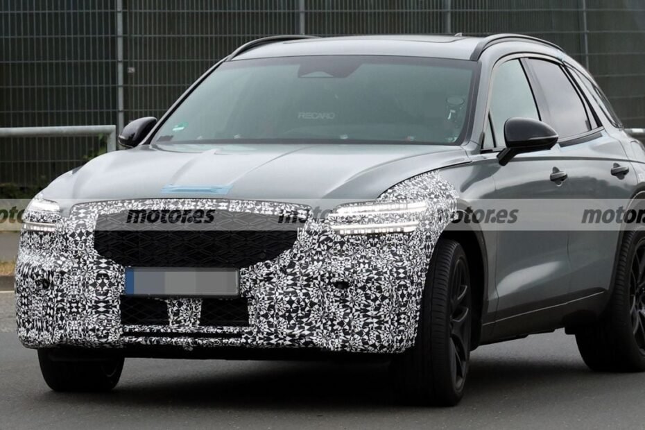 El nuevo Genesis GV70 Hybrid se deja ver sin camuflaje y con un detalle que cambia por completo su imagen