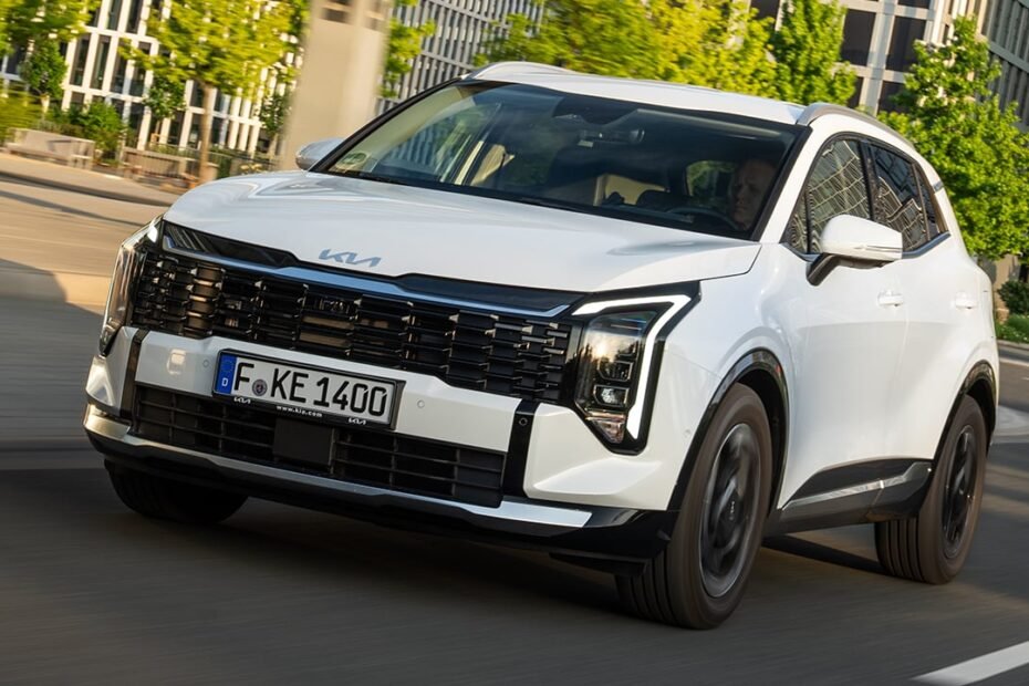 KIA deja al Toyota Corolla Cross fuera de juego, el Sportage híbrido baja 8.400 € y no solo es más barato, también gana en potencia