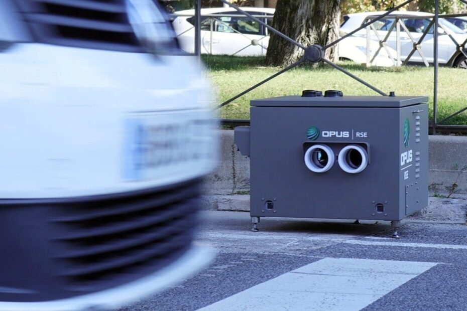 Mientras las ZBE se tambalean en los tribunales, la DGT trabaja con un radar que multa por lo que sale de tu escape