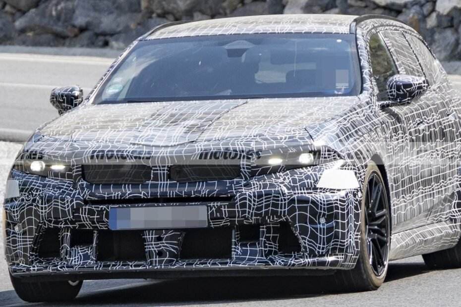 Nuevas fotos espía del BMW M5 Touring en las pruebas de verano dejan al descubierto un guiño al mítico E39