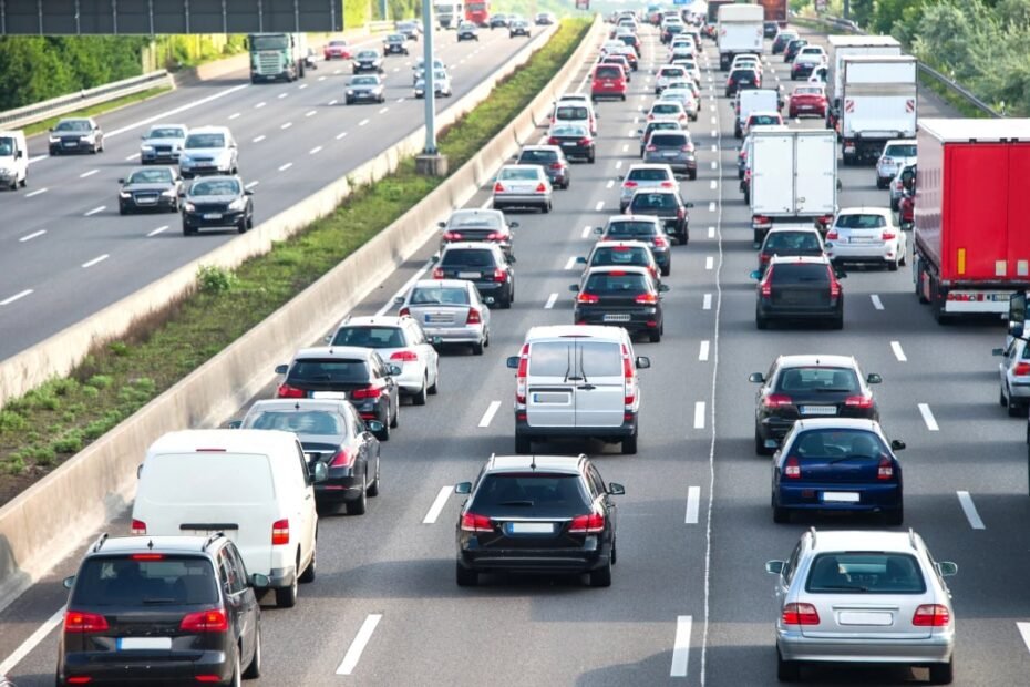 5.600.000 coches en carretera este fin de semana: la DGT señala las horas que conviene evitar