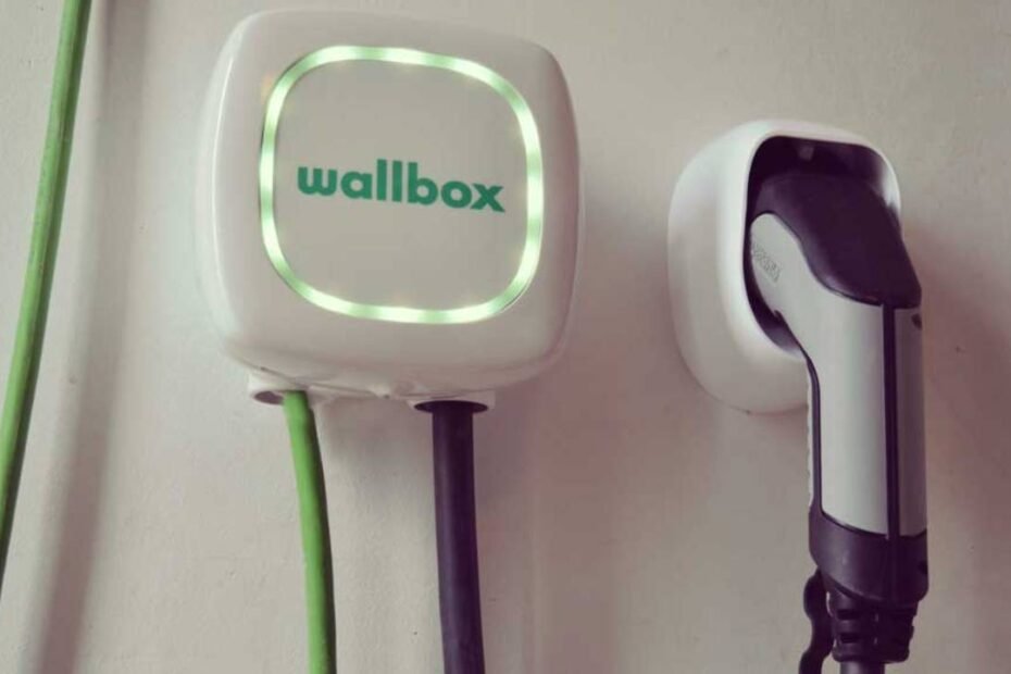 ¿Acabas de comprar un coche eléctrico? 7 cosas que nadie te cuenta antes de instalar un cargador en casa