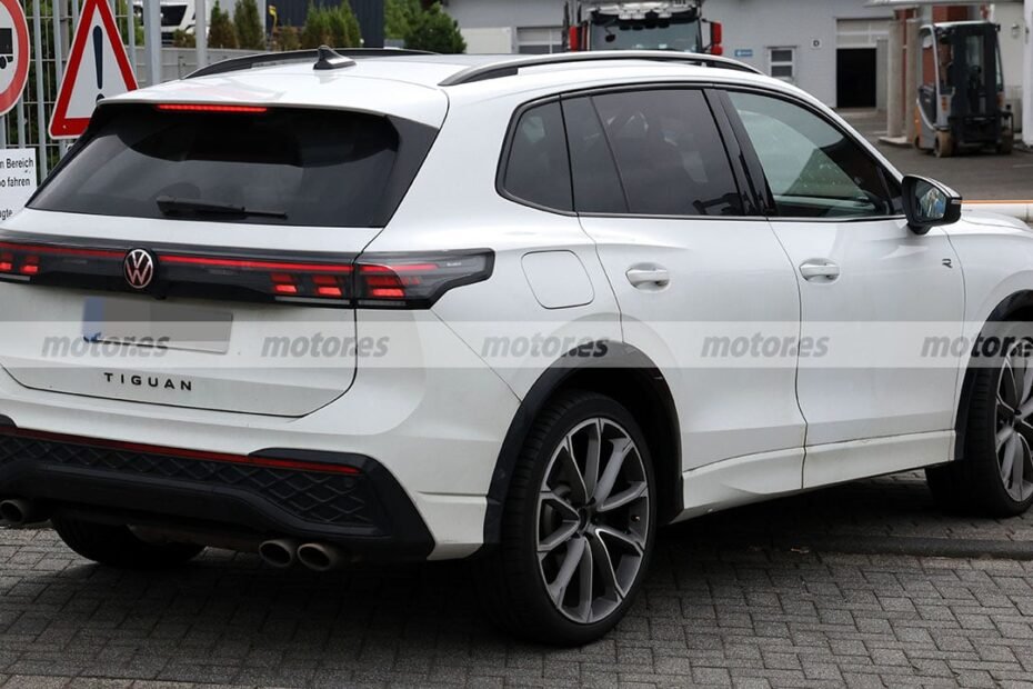 Cazado el nuevo Volkswagen Tiguan R, el radical SUV que dejará fuera de juego al CUPRA Terramar con sus más de 300 CV