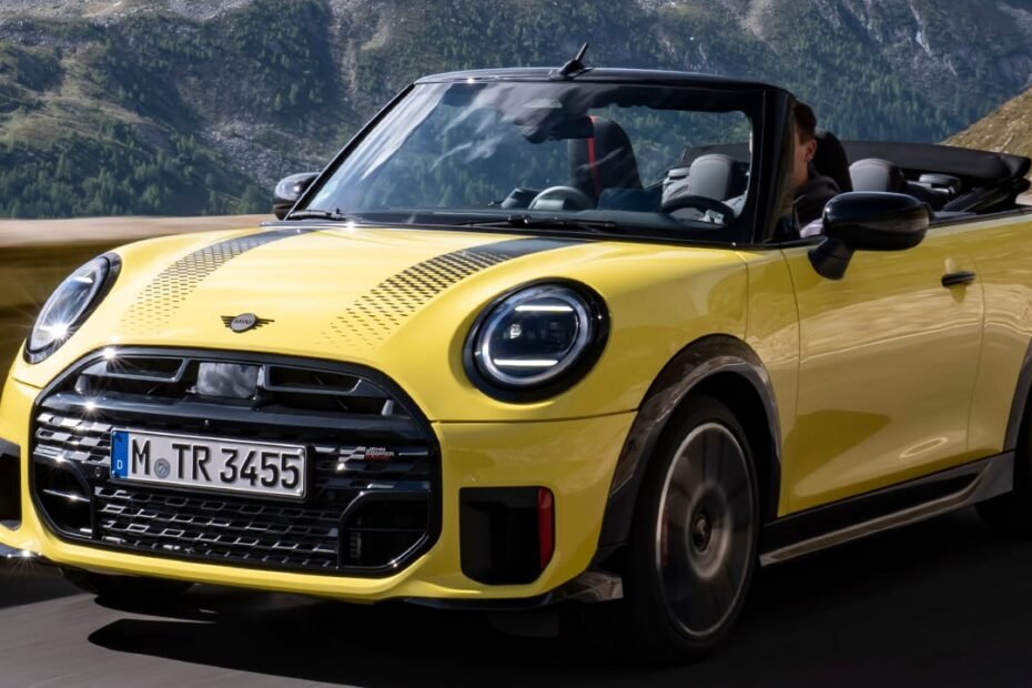 El MINI John Cooper Works Cabrio demuestra que todavía quedan deportivos de 231 CV con cuatro plazas y techo de lona