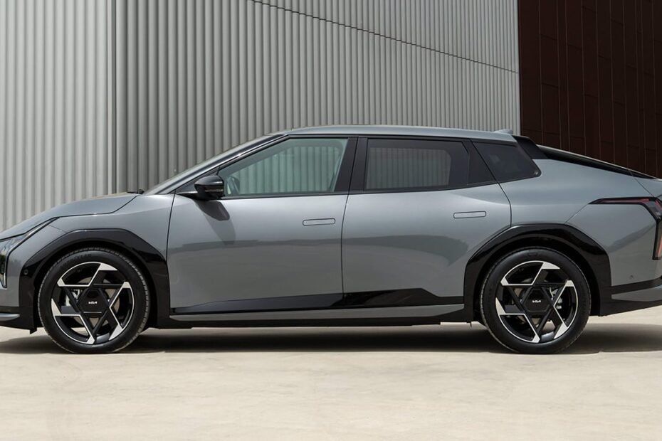 KIA tiene su propio Peugeot E-408 que cuesta 4.600 € menos, tiene más autonomía y mejor maletero
