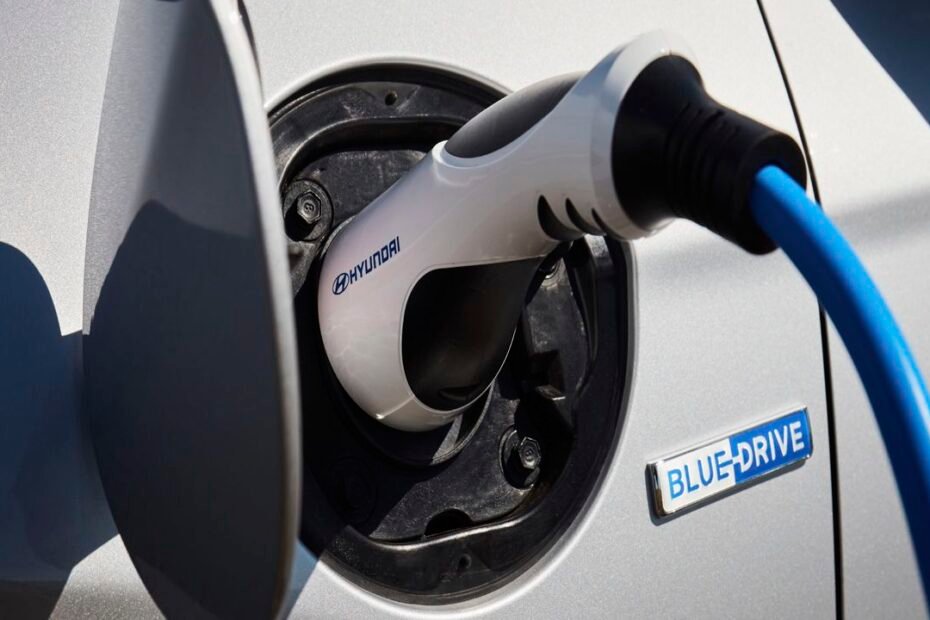 Los coches enchufables rozan el 25% de las ventas en julio, y ANFAC ya le ha puesto nombre y apellido al boom: Plan Auto+