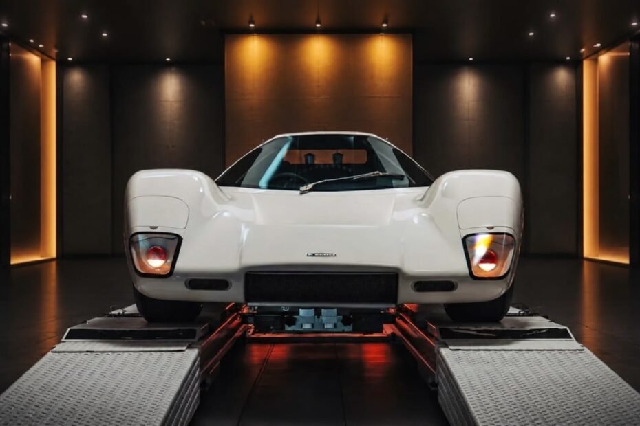 McLaren resucita el espíritu de Bruce McLaren: un superdeportivo manual inspirado en el M6GT contra la era eléctrica