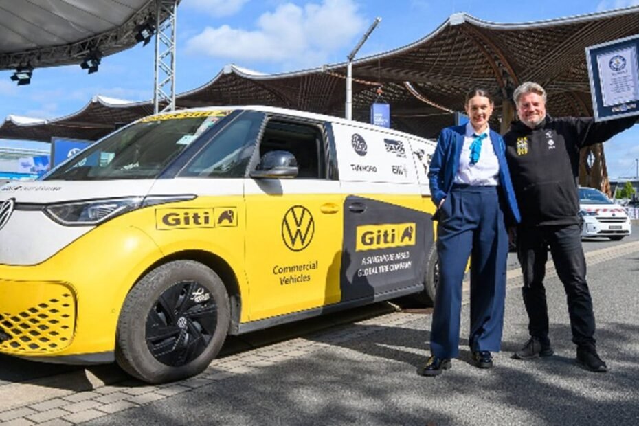 100.000 km por 92 países sin una avería en un ID. Buzz, y una profecía: «La combustión será como el coche de caballos»