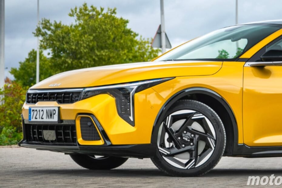 El KIA K4 aprieta al Opel Astra: rebaja de 4.900 €, etiqueta ECO y cambio automático