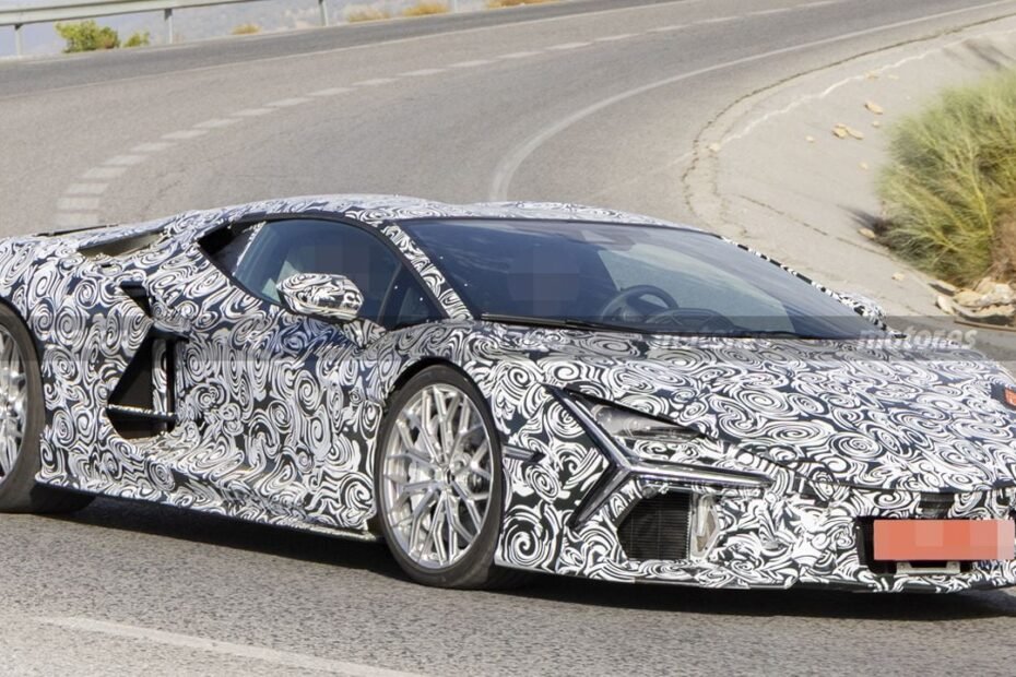 El Lamborghini Revuelto Spyder ya está en pruebas, el V12 de 1.015 CV se queda sin techo