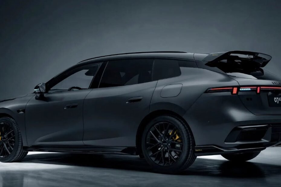 El Lynk & Co 07 GT aterriza en París con 523 CV, un Shooting Brake PHEV que demuestra que los familiares no están muertos