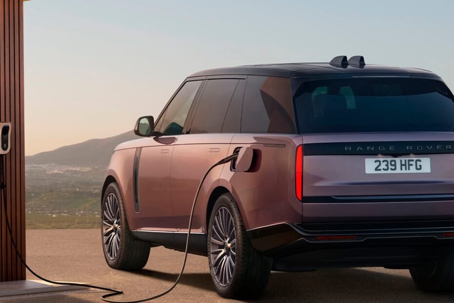 El Range Rover eléctrico ya está aquí, 550 CV y 600 km de autonomía convierten al SUV de lujo en un misil