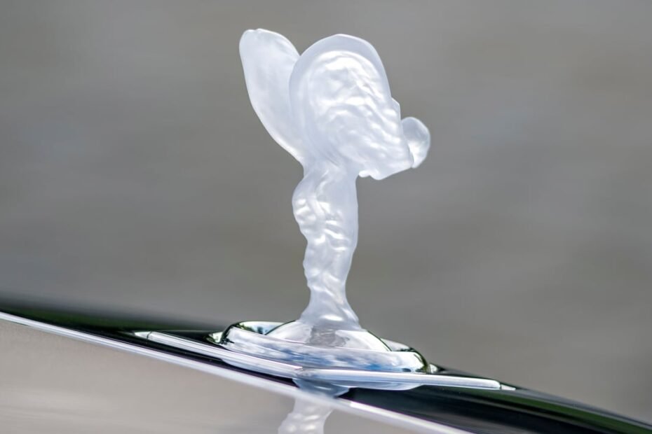 La famosa estatuilla de Rolls-Royce tiene un problema inesperado, quien fabrica el mecanismo que la esconde está en concurso de acreedores