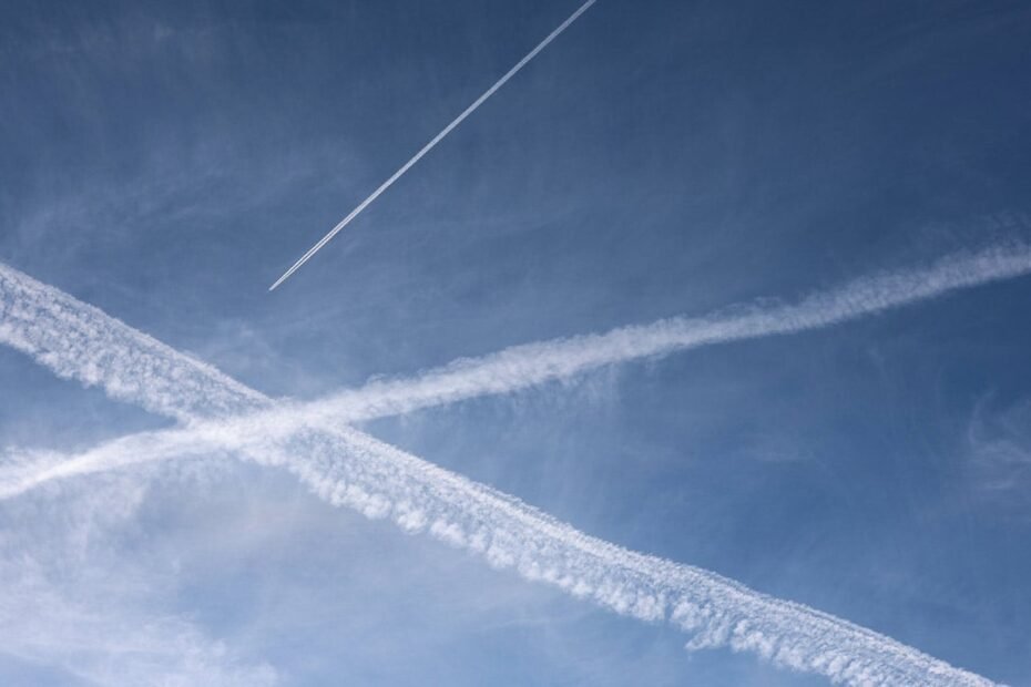 Las estelas de los aviones sí calientan el planeta, pero no como crees: la ciencia contra el mito de las redes