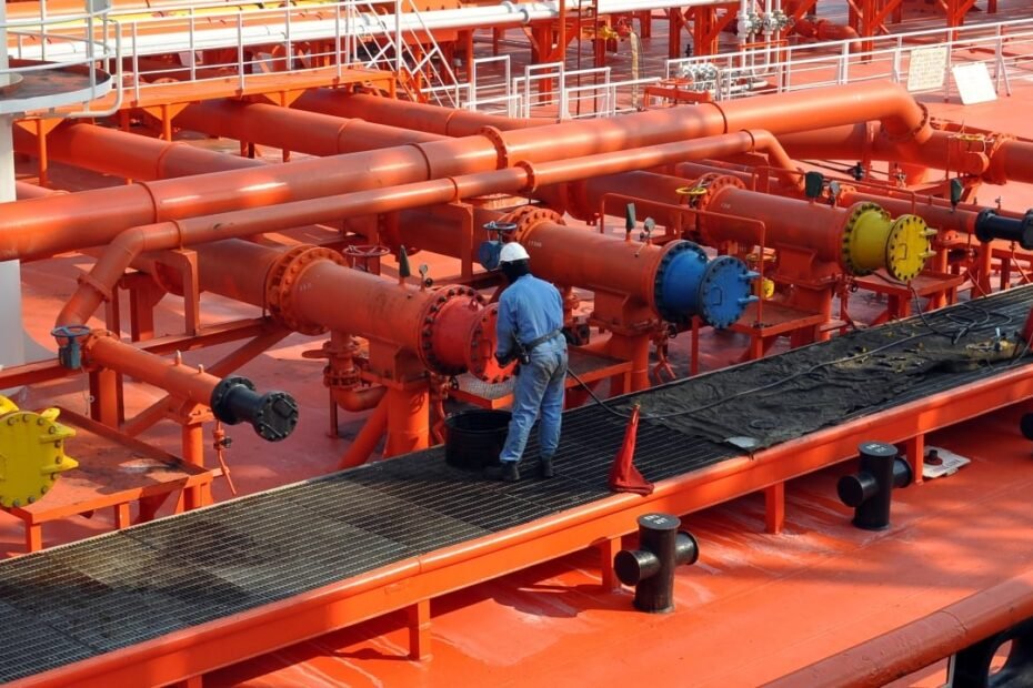 Refinerías europeas reciben el aviso: sus cargamentos de petróleo saudí quedan cancelados o se retrasan