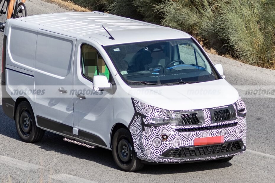 Renault no abandona las furgonetas diésel: el nuevo Trafic diésel se descubre en sus primeras fotos espía
