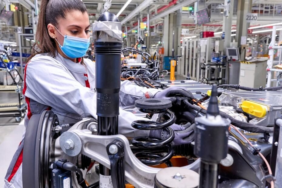 Volkswagen quiere arreglar el futuro con dos recetas que no podrían ser más distintas: mirar a España o sacrificar miles de trabajadores